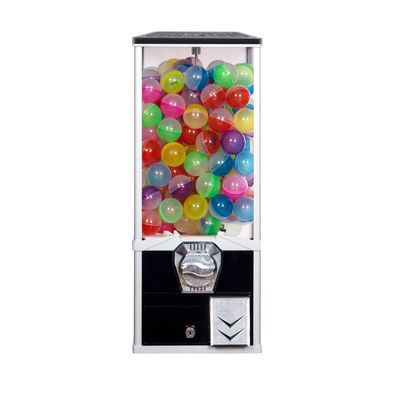Süßigkeits-Ball, der Gumball-Automaten mit Stand kaut